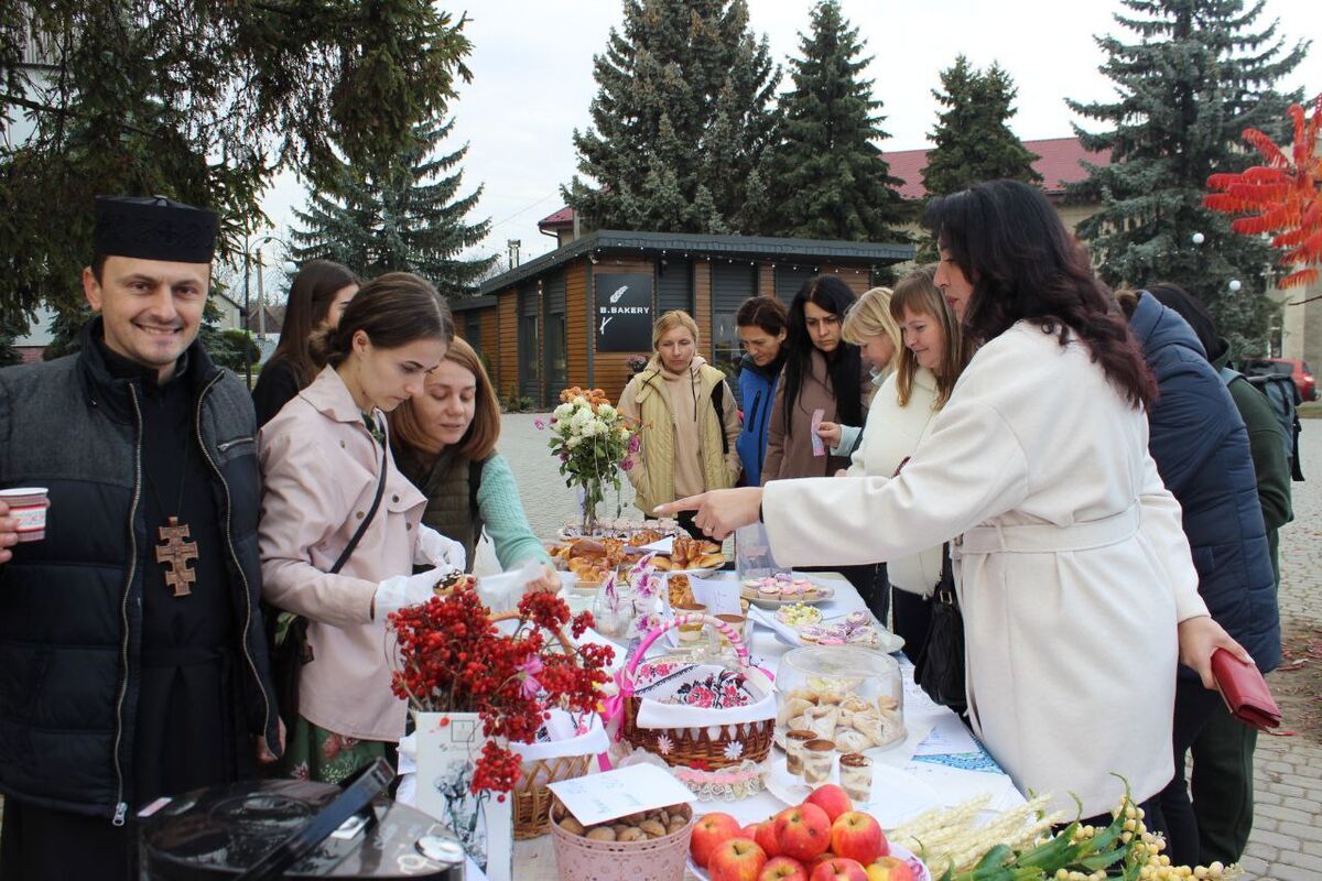 У селищі Глибока на благодійному ярмарку зібрали понад 11 тис. гривень для потребуючих дітей