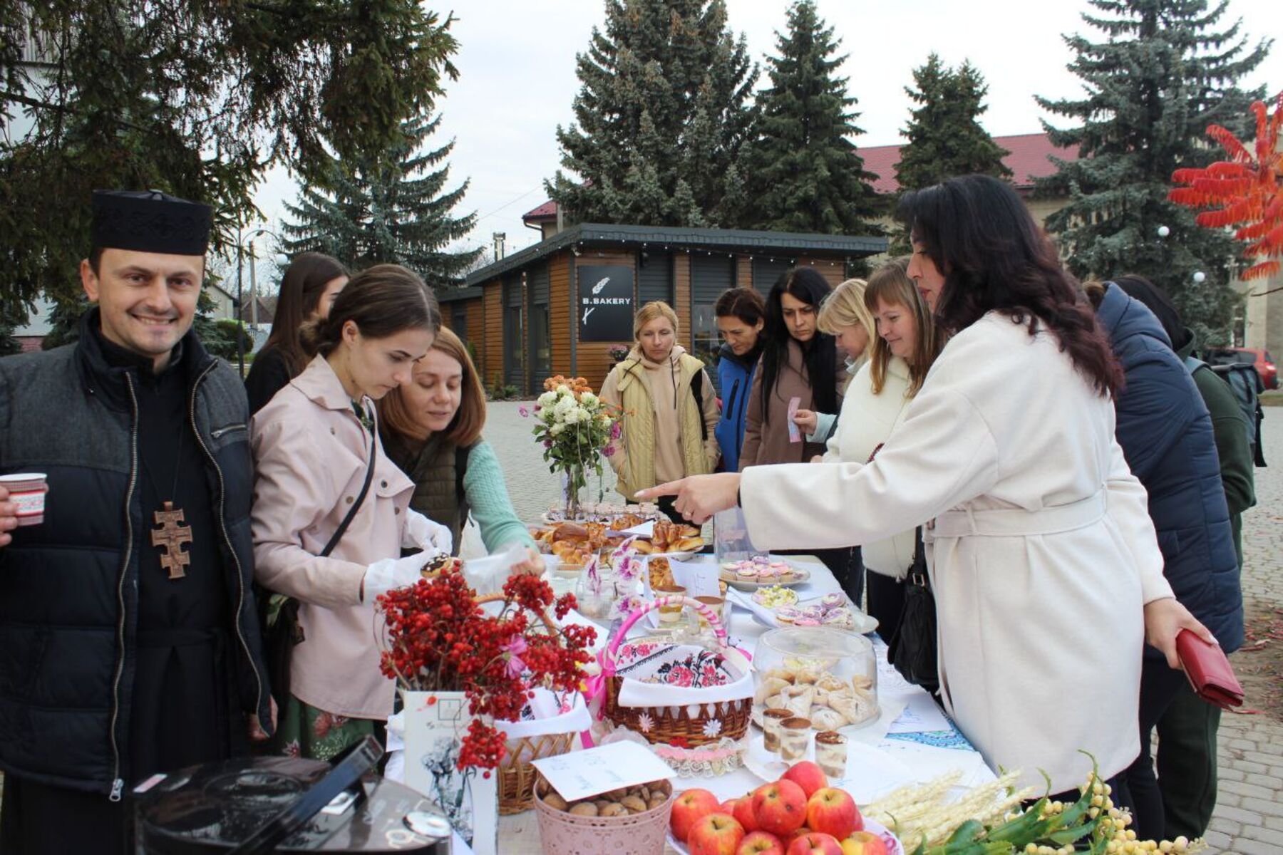 У селищі Глибока на благодійному ярмарку зібрали понад 11 тис. гривень для потребуючих дітей
