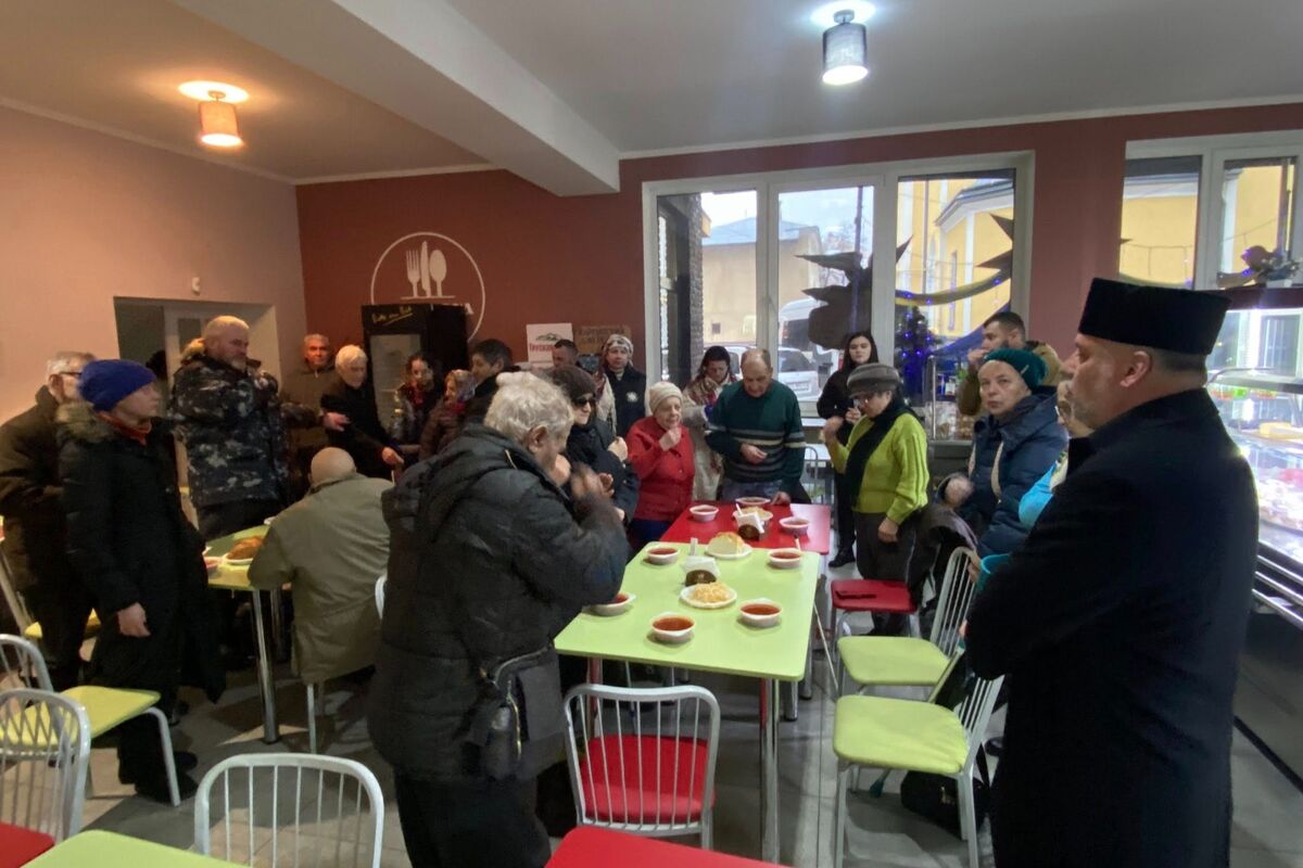 Владика Йосафат поблагословив передріздвяну вечерю для потребуючих