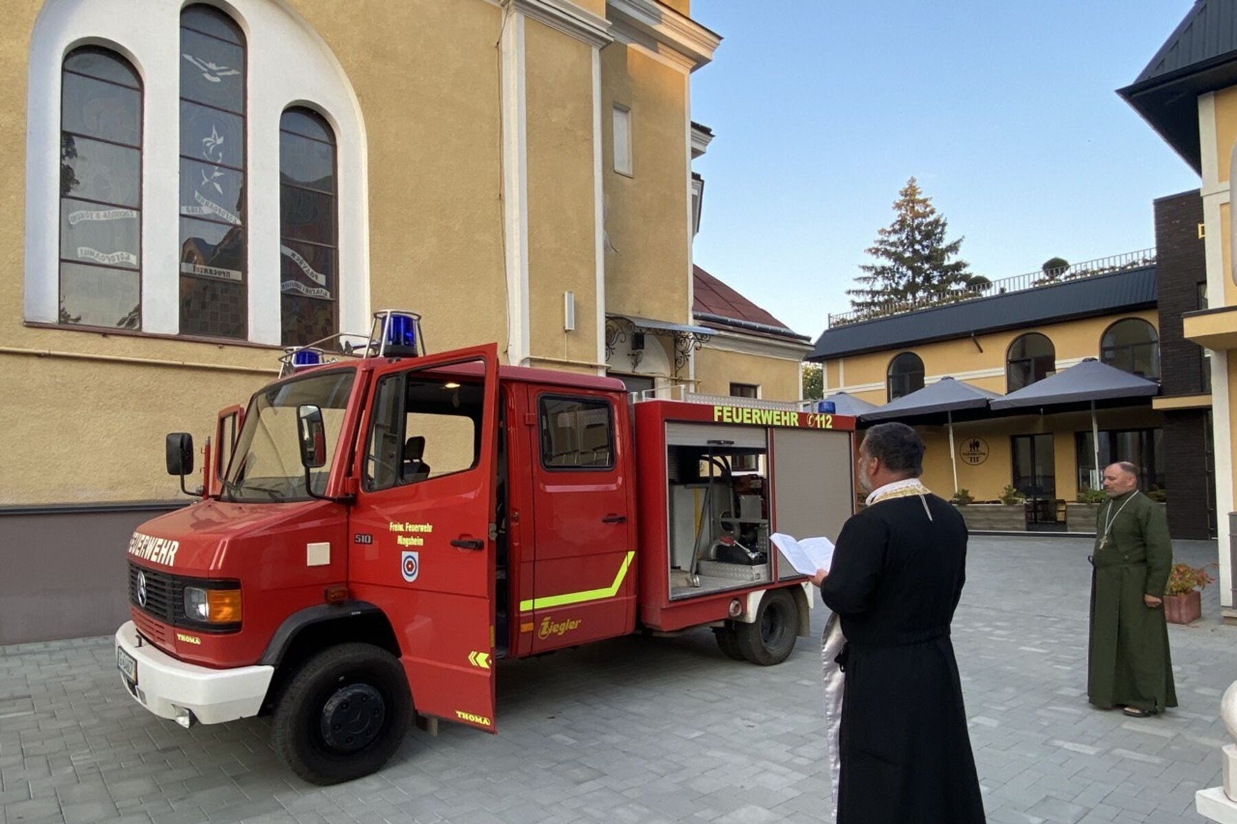 Владика Йосафат Мощич поблагословив пожежний автомобіль для потреб ЗСУ